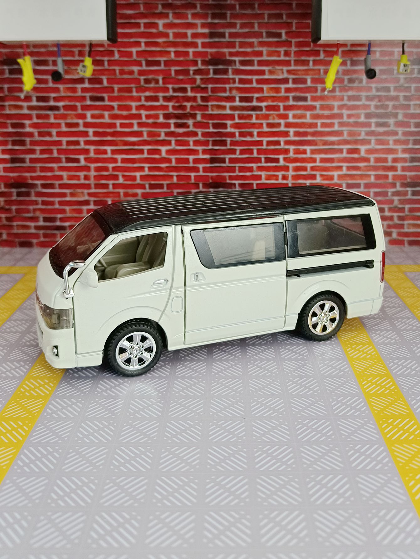 Decor Lighting Returns - 1:32 シミュレーション トヨタ ハイエース 合金製商用車モデル、車の装飾、ドアが開く、音と光が戻ってくる、ギフト