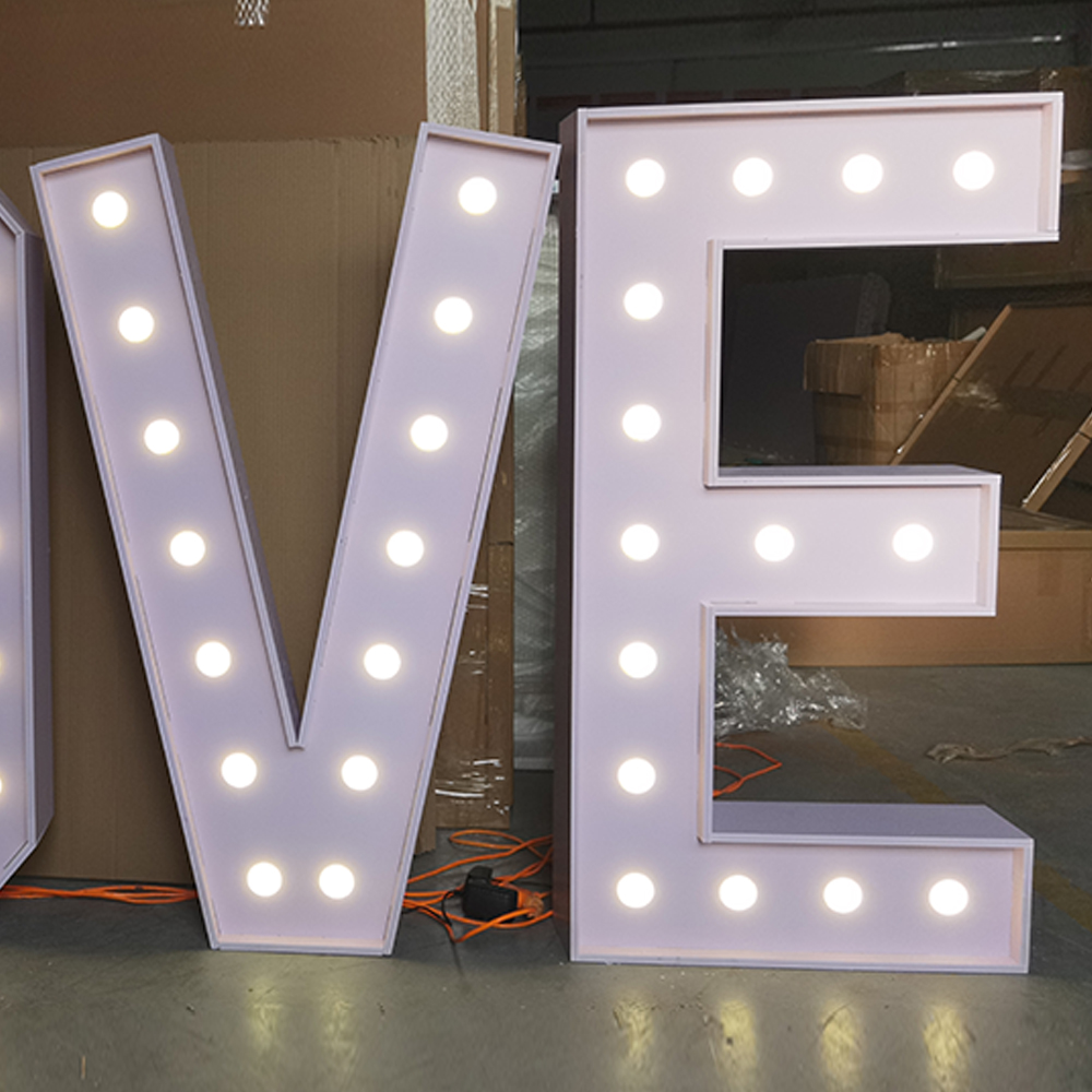 マーキーライトアップレター LED 数字 4フィート ミスタ - Light Up Letters Marquee のレビューと価格