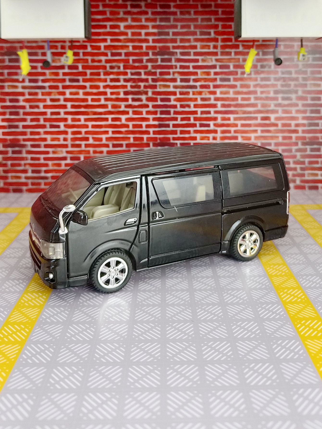 1:32 シミュレーション トヨタ ハイエース 合金製商用車 - Decor Lighting Returns のレビューと価格