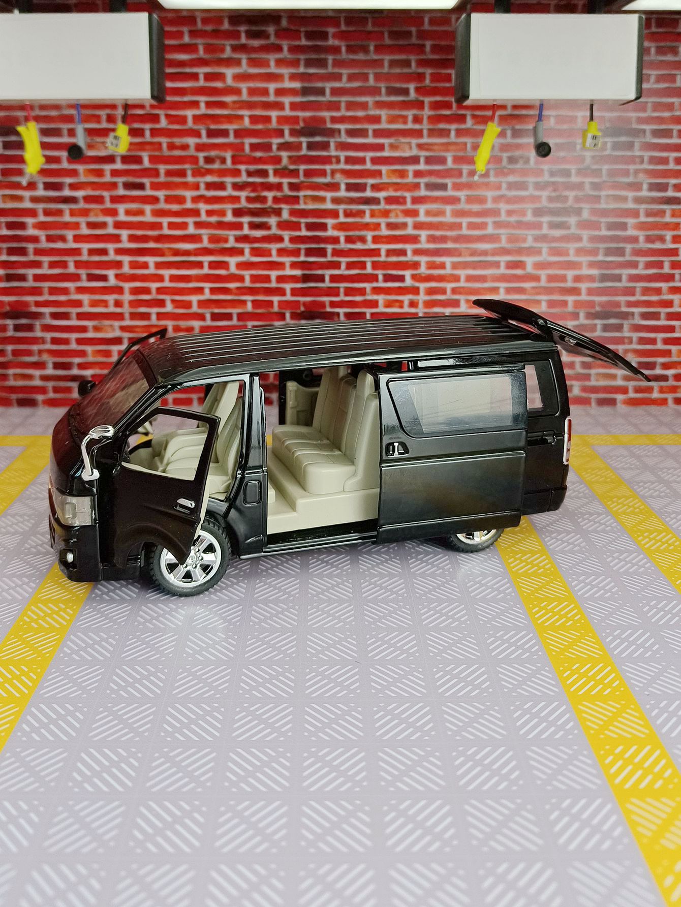 1:32 シミュレーション トヨタ ハイエース 合金製商用車 - Decor Lighting Returns のレビューと価格