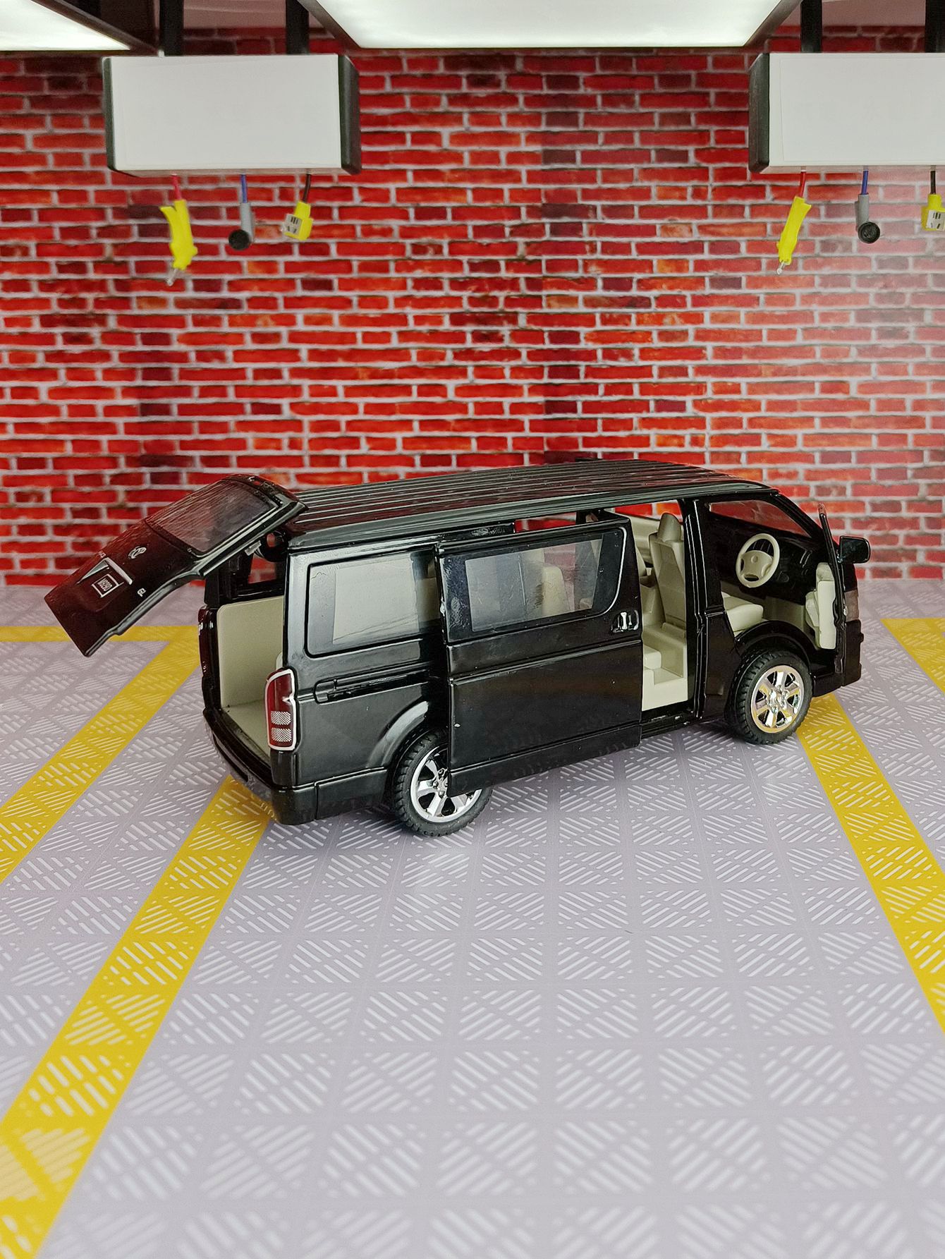1:32 シミュレーション トヨタ ハイエース 合金製商用車 - Decor Lighting Returns のレビューと価格